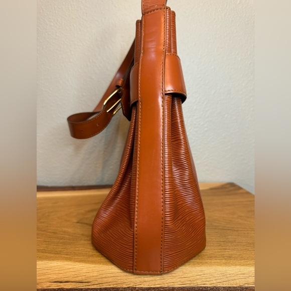 AUTHENTIC Louis Vuitton Epi Sac D’Epaule - Picture 5 of 9